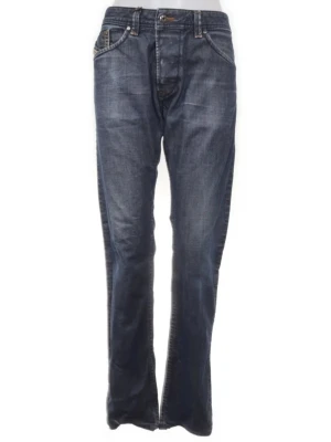 Diesel Darron jeans - Snygga mörkblå jeans från Diesel, modell Darron. Regular slim-tapered passform med klassisk femficksdesign och diskreta sömmar. Jeansen är tillverkade i slitstarkt denim och har knapp- och dragkedjegylf. Perfekt för dig som gillar stilrena och moderna jeans.