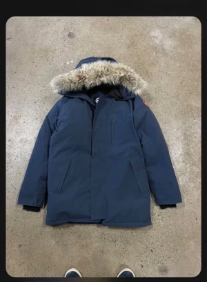 Mörkblå Canada Goose parkas med päls - Säljer en mörkblå parkas från Canada Goose som är väldigt sällsynt i färg den saknar kvitto då den är köpt från haindo.