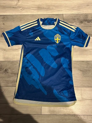 Sverige fotbolls tröja - Säljer en Sverige fotbolls tröja i storlek Xs. Den är nästan ny, inga defekter eller fläckar. Pris kan diskuteras vid snabb affär. Skriv för fler bilder eller om ni har frågor.