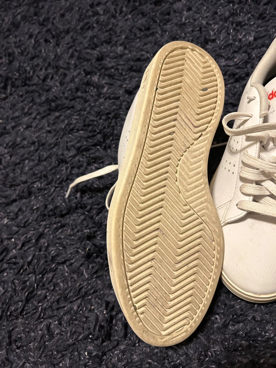 Vita sneakers från Adidas med röd logga - 2