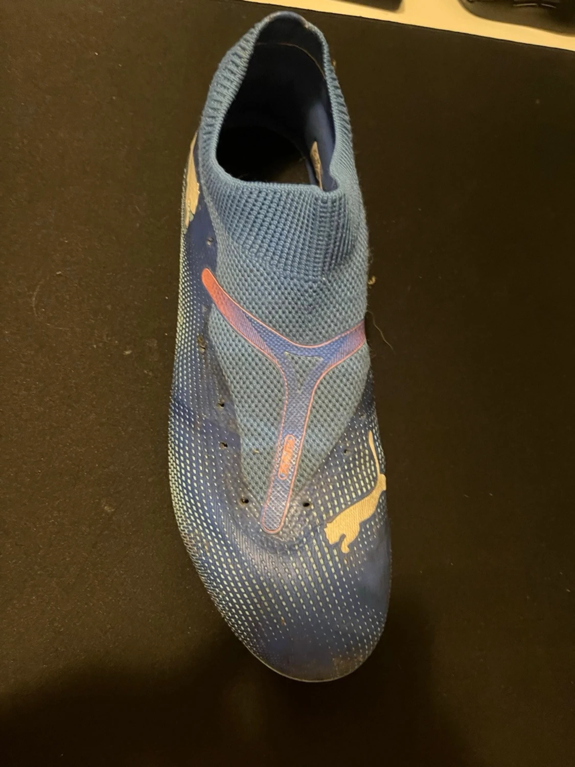 Blå Puma fotbollsskor med strumpdesign - 1