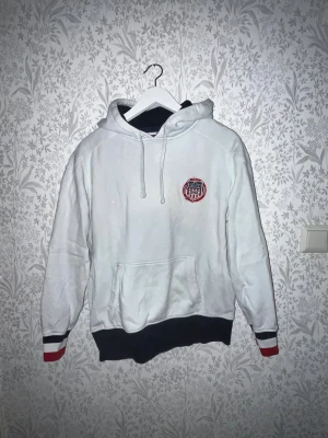 Ralph lauren hoodie  - Säljer en vit Polo Ralph Lauren hoodie men tryck på bröstet. Hoddien har detaljer, som muddar och snören. Axelbredd 43cm, längd 64cm.  Ifall det inte finns någon bild i annonsen där jag bär plaggen jag säljer så är det för att jag ej kan ha storleken heller passformen, så kolla måtten för storlek och googla på modellnamnet för passform 😉 !!