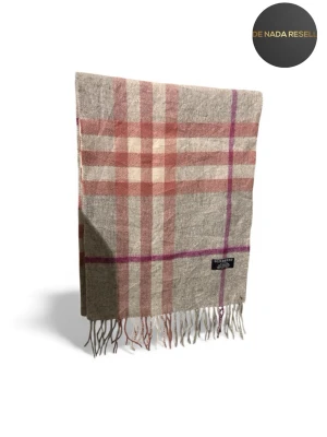  Burberry halsduk - Säljer nu en halsduk från Burberry i mjuk lammull. Jätte fint skick! Längden är 140cm (ej inräknat fransar). Hör av er vid frågor eller funderingar!🙌✌️