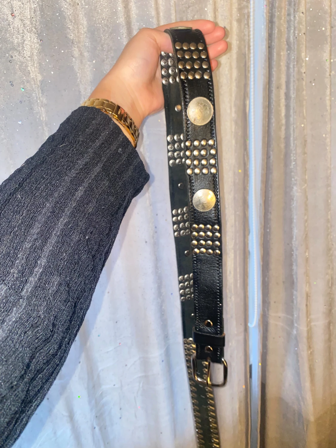 Svart skinnväst med nitar och mynt