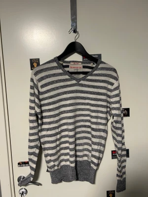 Scotch And Soda tröja - Fet stickad tröja från Scotch & Soda - tunn och perfekt till vår - hör av dig för frågor eller funderingar! Pris kan diskuteras!