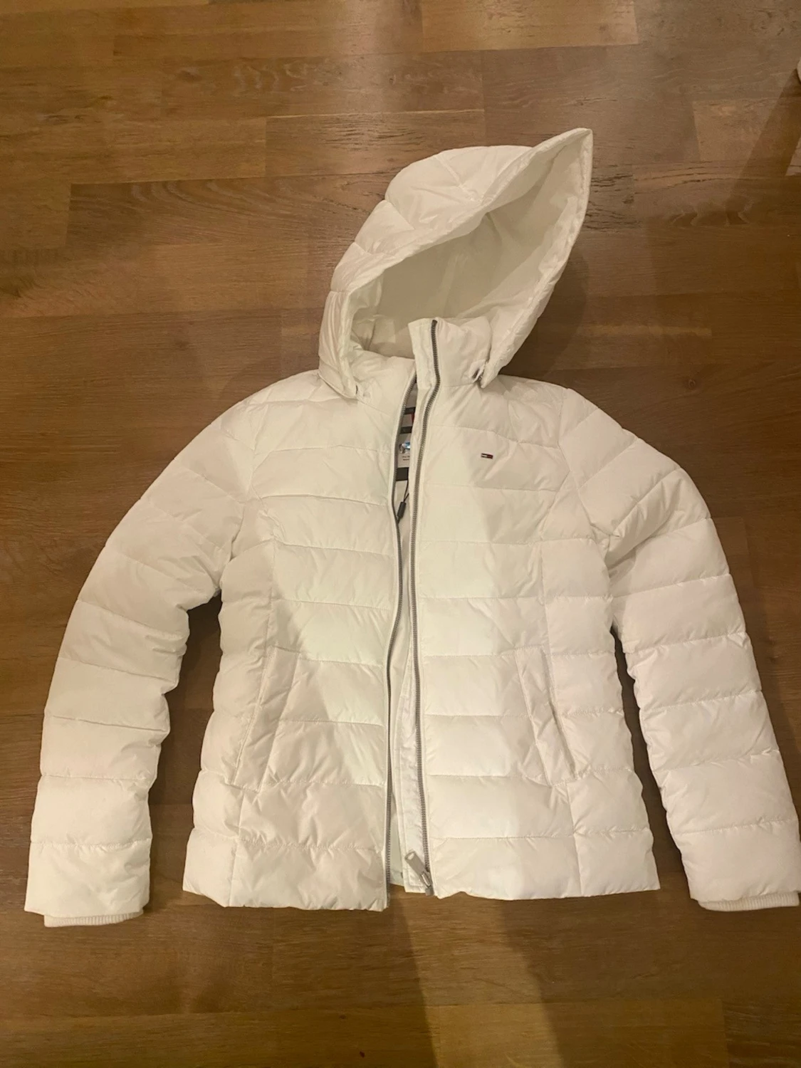 Vit pufferjacka från Tommy Jeans