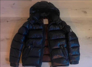 Mörkblå Moncler Jacka  - Snygg mörkblå dunjacka från Moncler med Perfekt för kalla dagar. Storlek 3 så passar både M och L. Jackan är i mycket bra skick hör av dig vid frågor eller funderingar 😁