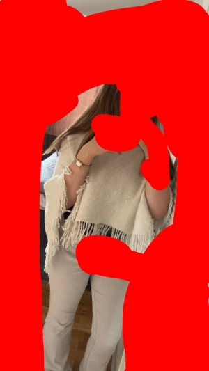 En tröja som är öppet vid armarna det är som en täcke - Snygga beiga tröja  med klassisk passform och lätt  Tillverkade i mjukt bomullsmaterial som ger en skön känsla och stilren look. Perfekta för dig som gillar en enkel men trendig stil. Använt 5 gånger!💕