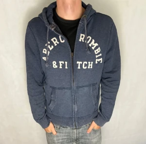 Ambercrombie fitch hoodie - Riktig feta slitningar/ Modellen är 185cm 