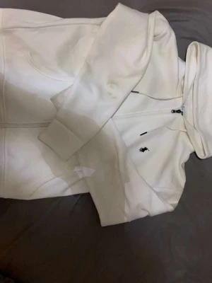 Tvp polo Ralph lauren koftor  - Den vita har en liten fläck på armen men använd 2 gånger i storlek S. Den gråa har inga snören och använd några gånger och har storlek M. Båda för 1100kr priset kan diskuteras vid snabb affär.