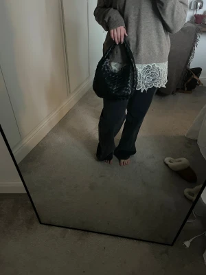 Svart flätad handväska - I mycket bra skick! Finns ficka på insidan med dragkedja. Båda dragkedjorna fungerar! 