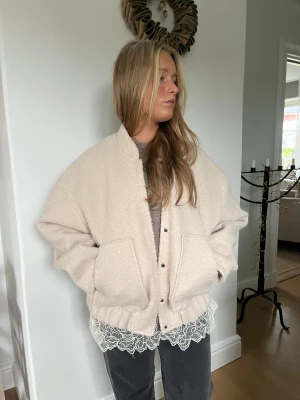 Beige/ljusrosa jacka  - Svårt att göra färgen rättvis på bild men skulle säga att den är varm ljusbeige 🩷 använd vid fåtal gånger så i bra skick. Lite ”krullig” i materialetg