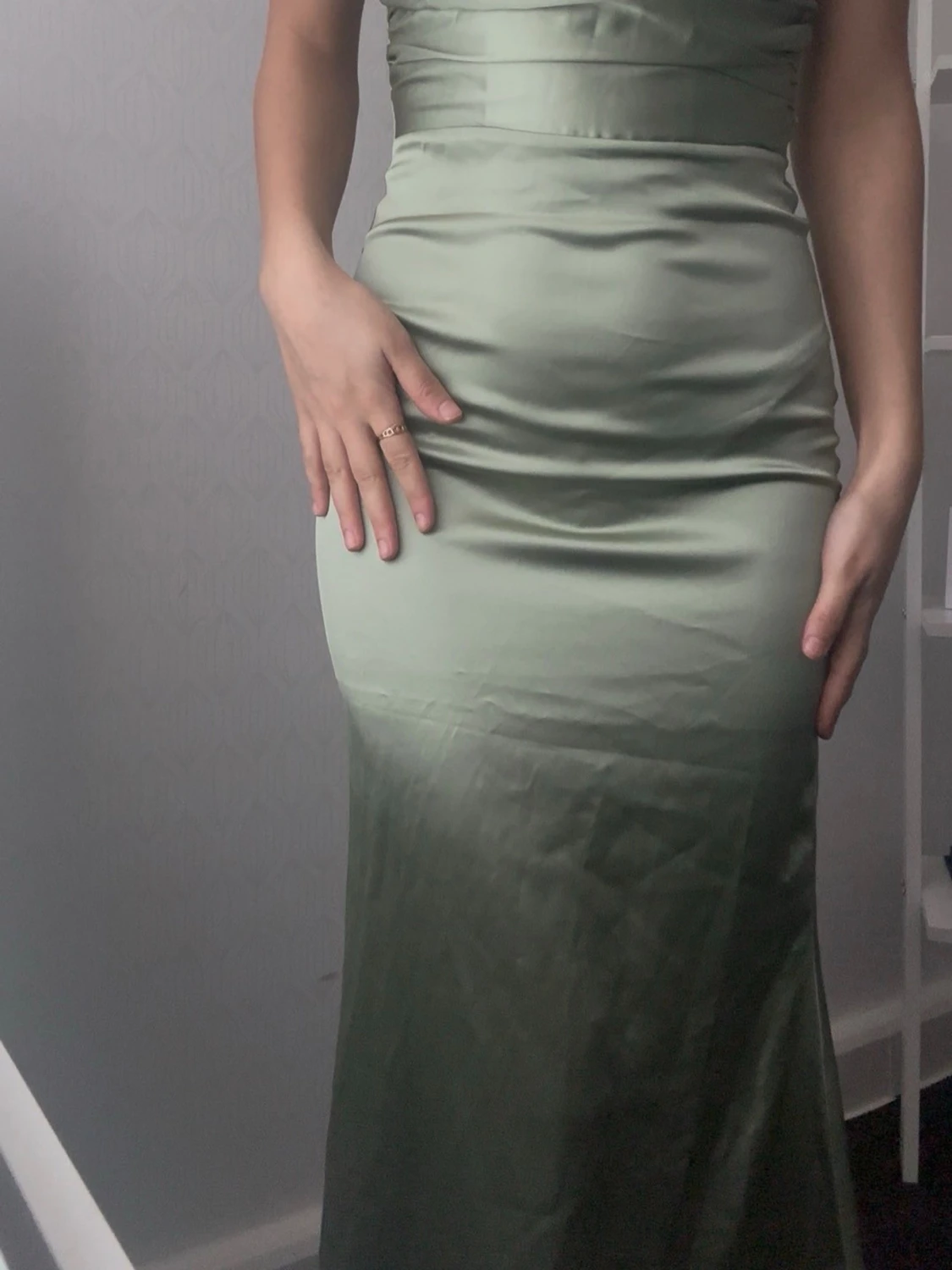 Ljusgrön långklänning i satin - 1