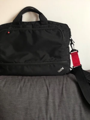 Thinkpad datorväska - Datorväska med många fack! Mycket fint skick, hittar inget att anmärka.