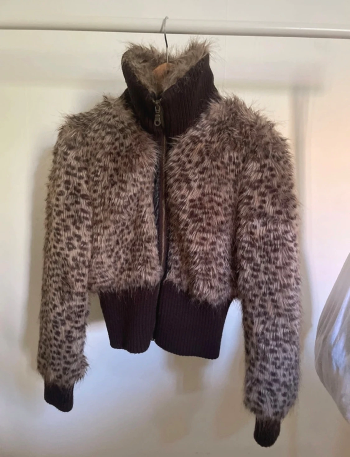 Leopardmönstrad pälsjacka 