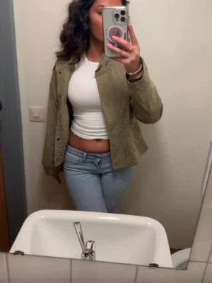 armé grön jacka till vår/sommar - Jätte fin vårjacka i storlek S/XS har endast använt 2-3 gånger då jag fick den sent på sommaren. Den har även dragkedja om man vill knäppa upp den. annars är den fin öppet också. Ingen aning om märket då den är min mammas som hon haft i många år. Orginal priset ligger på runt 700kr