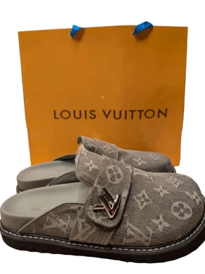 L🅾️uis vuttion tofflor  - Säljer ett par riktigt snygga tofllor i färgen grå, passar både ute och inne 