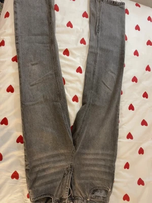 Grå raka jeans från Levi's 501 - Säljer ett par klassiska grå Levi's 501 jeans med rak passform. Jeansen har fem fickor, knappgylf och är tillverkade i slitstarkt bomullsjeansmaterial. Perfekta för dig som gillar en tidlös och avslappnad look.