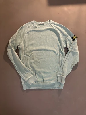 Stone Island tröja - Schysst Stone Island junior tröja i turkos. Riktigt fint skick! 