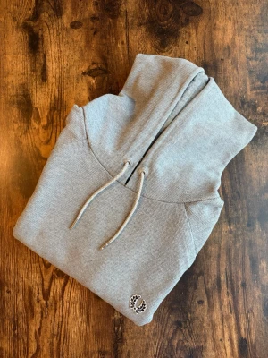 Fred Perry Tröja - Fred Perry tröja i klassisk casuals/old money-stil. Välvårdad och i bra skick utan hål, fläckar eller slitage. Tidlös design med diskret logotyp, stark koppling till brittisk casuals-kultur. Perfekt både till vardag och mer uppklädda outfits. Ett stilrent plagg som aldrig går ur tiden.