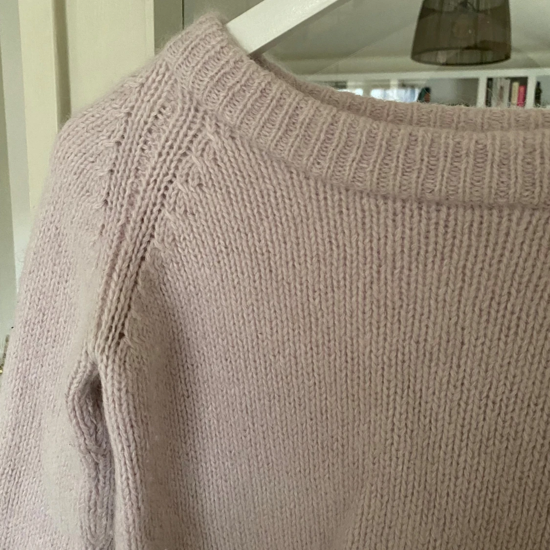 Ljusrosa stickad tröja med rund hals - 1