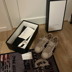 Gucci ace snake - Gucci ace st.42 med box samt dustbags. Skick 7,5/10. Hör av er om ni har några frågor!