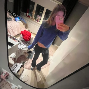 Blå stickad tröja från VILA, stl S - Mysiga blåa stickade tröjor från VILA i storlek S. Tröjorna har enkla, klassisk design med rund halsringning och långa ärmar. Perfekt att slänga på sig till jeans eller kjol för en chill look. Man får båda tröjorna när man köper. 