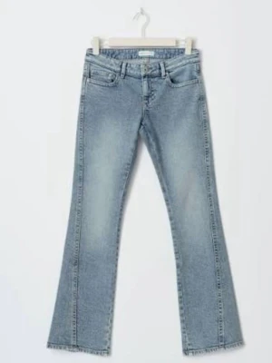 Twisted bootcut jeans från Gina Tricot - Snygga ljusblå bootcut jeans från Gina Tricot med unika broderade bakfickor. Jeansen har klassisk femficksdesign och med låg midja. Jeansen är slutsålda på hemsidan så perfekt för dig som söker dessa jeans