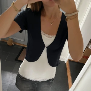 Mörkblå bolero - Blå stickad bolero/kofta från Fransa i storlek M, fint skick. Storlek M men passar även S. Använd gärna köp nu!