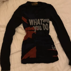 Vintage tröja från 2000s - Whatever you do står det på tröja. Storlek S men skulle säga den är mer av en xs! Lite stickigt material men bekväm.