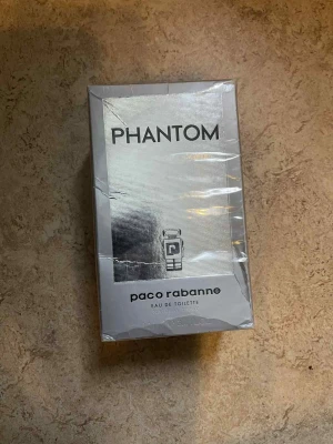 Paco Rabanne Phantom EdT 100ml - Phantom från Paco Rabanne är en modern eau de toilette med en cool, futuristisk design. Volymen är 100 ml. Parfymen är tillverkad i Frankrike och har en unik 'connected fragrance'-funktion för en digital twist.