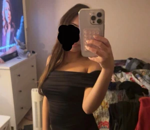 Svart offshoulder bodysuit från H&M - Säljer en svart offshoulder bodysuit från Divided i storlek S. Bodyn har en tight passform. Den är axelbandslös och har snygga rynkade detaljer.