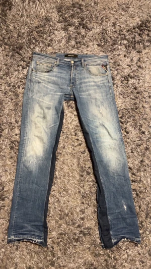 Replay ljusblå jeans i ekologisk bomull - Snygga ljusblå jeans från Replay.                        Storlek 30/31 passar upp till 33 i midjan 