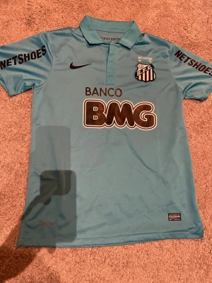 Hej! Säljer min santos tröja med neymar på ryggen. Riktigt fin och unik - Andvänd några enstaka gånger och är i väldigt bra skick. Pris kan diskuteras