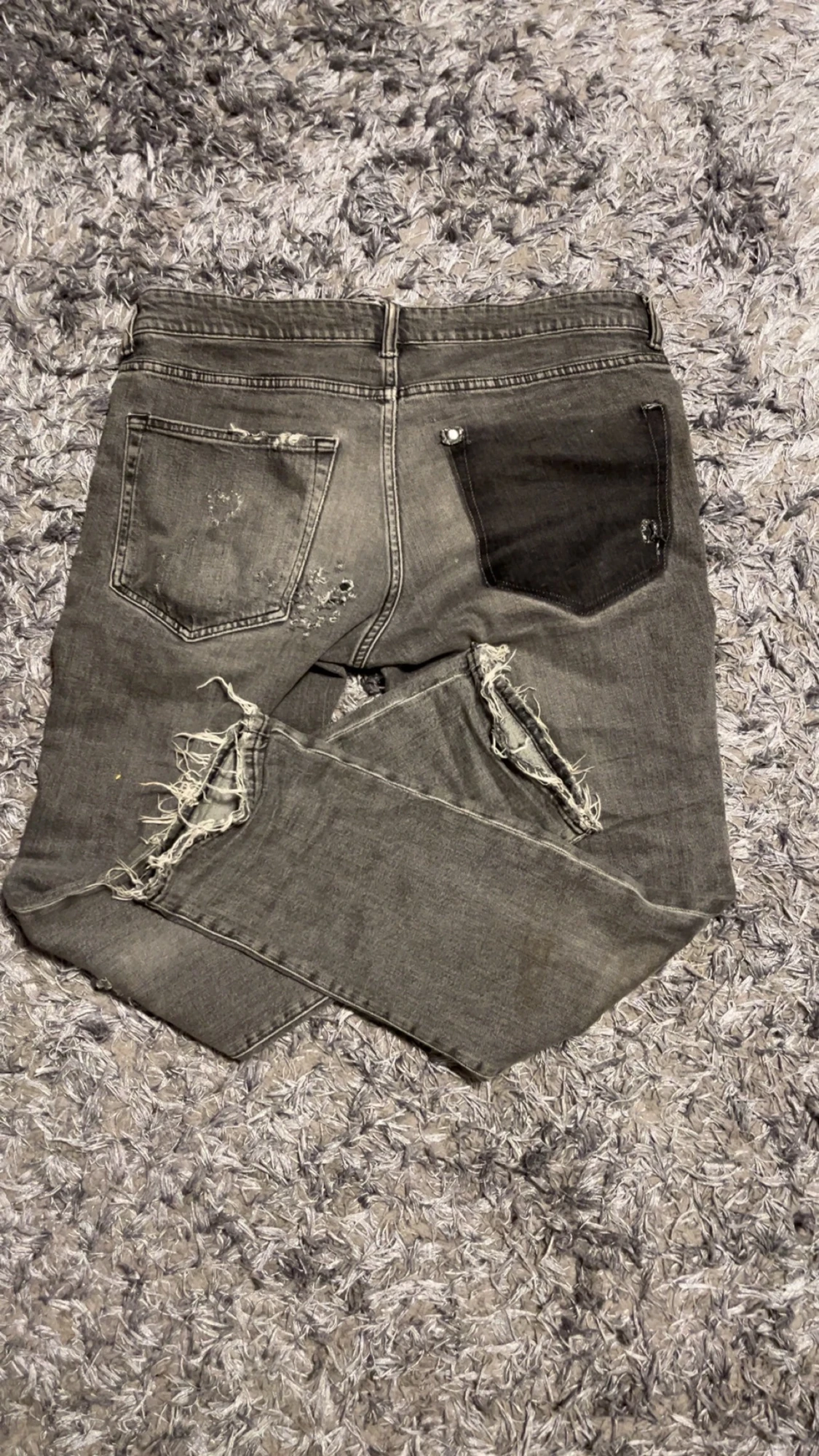 Grå slitna jeans  - 1