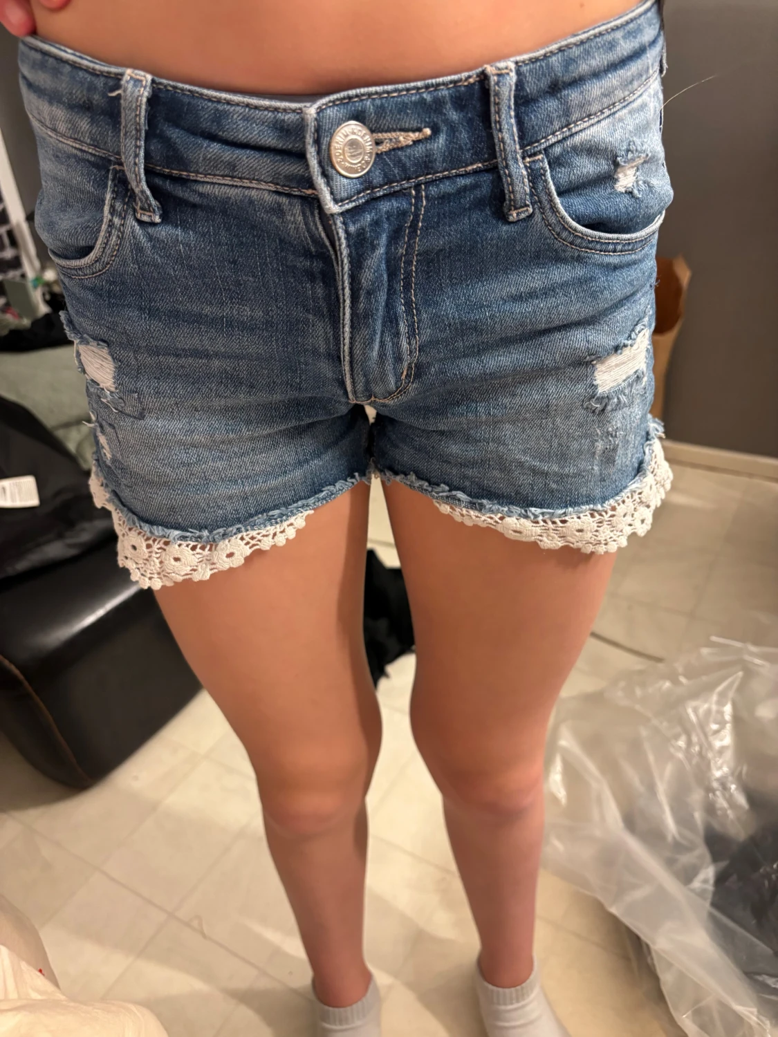 Blå jeansshorts med spetskant - 3