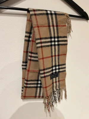 Burberry halsduk - Burberry scarf i fint skick! Hör av dig vid frågor och kolla gärna in min profil där jag säljer andra burberry halsdukar mm! 