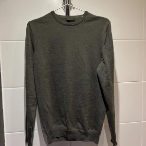 Stickad merino ull Stenströms tröja - Snygg mörkgrön stickad tröja från Stenströms.           storlek S✅ Den är gjord i 100% merino ull✅ perfekt för dig som gillar stilrena och enkla plagg.