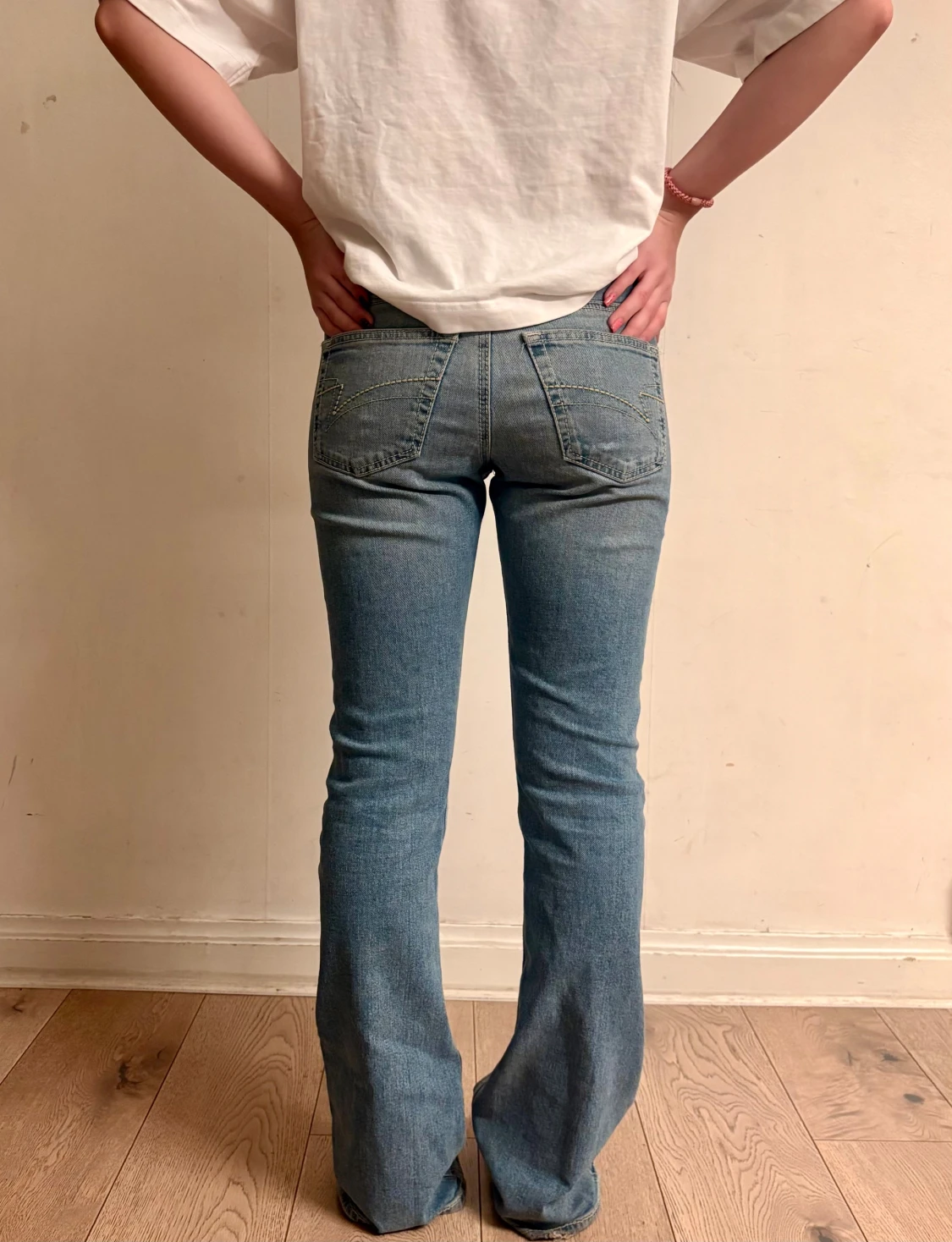 Blå lågmidjade bootcut jeans