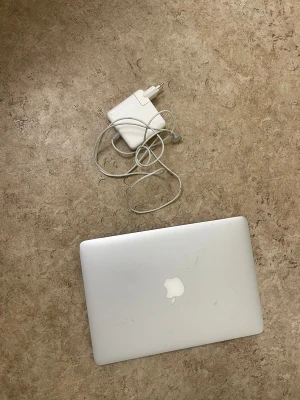 MacBook Pro "Core i5" 2.7 13" Early 2015 - Apple MacBook Air med laddare. Aluminiumchassi med synligt slitage och några repor. Svenskt tangentbord. Skärmen och tangentbordet har tecken på användning men fungerar. Perfekt för studier eller vardagsbruk.