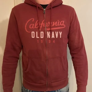 Vinröd Zip Hoodie  - Hej! Säljer nu denna väldigt snygga och eftertraktade Old Navy Hoodie! Tröjan är slutsåld överallt och går inte att få tag på… Tröjan är perfekt nu till vintern och våren. Storlek M Säljs för: 299 kr 