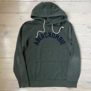 Abercrombie & Fitch hoodie  - Riktigt schysst hoodie från Abercrombie & Fitch i fint skick ✌️ Skriv vid minsta lilla fråga eller fundering 🙌 