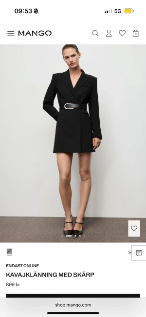 Svart kavajklänning med skärp från Mango - Slutsåld jättefin svart kavajklänning från Mango. Endast prövad. True to size. Midjebältet tillkommer!