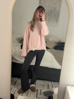 Ljusrosa oversized stickad tröja - Supermysig ljusrosa stickad tröja med oversized passform och ribbade detaljer vid hals, ärmslut och nederkant💞💞