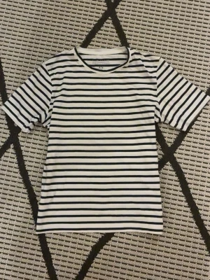  t-shirt från Race Marine XS - Skitsnygg t-shirt från Race Marine i storlek XS. Svartvitt randigt mönster. Modellen har rund hals och korta ärmar, perfekt för att bara chilla och stilren look. Materialet är så mjuk!