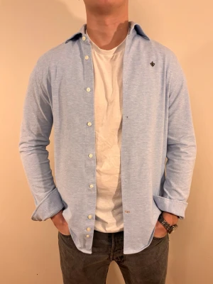 Ljusblå Morris skjorta - En stilren skjorta från Morris Stockholm. Second hand men i väldigt fint skick ✨ Tvättad och struken – redo att användas direkt.  Perfekt för vår/sommar, funkar både uppklätt och casual. Inga defekter och regular fit.  Storlek 👔: M Nypris 💰: ca 1 200 kr