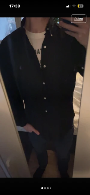 Ralph Lauren skjorta  - Ralph Lauren skjorta - Storlek M - Mycket bra skick (en knapp loss längst ner men går att sy på ny) - Nypris: 1699kr - Mitt pris: 199kr 💫