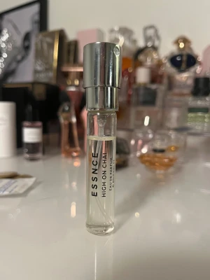 Essnce High On Chai parfym - Upptäck Essnce High On Chai Eau de Parfum i en smidig sprayflaska. Perfekt storlek för att ta med överallt och fräscha upp din stil när du vill. Volym: 8 ml.