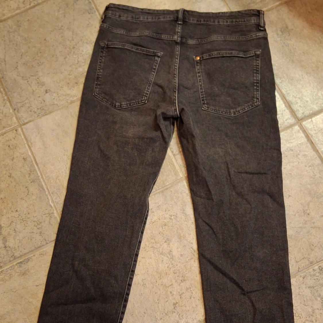 Svarta regular fit jeans från H&M - 1