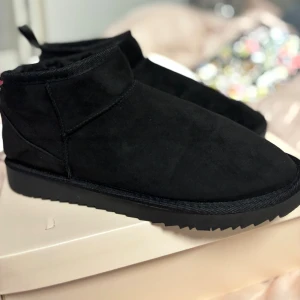 Svarta Cozy boots från ginatricot, storlek 40 - Svarta boots från Gina Tricot, använda endast en gång – i nyskick! Säljer dem eftersom de tyvärr är för stora för mig. Snygga och bekväma🍂. Storlek 40